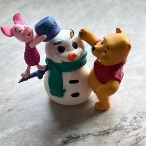 Hallmark Winnie the Pooh Ornaments Building a snowman. 1998
